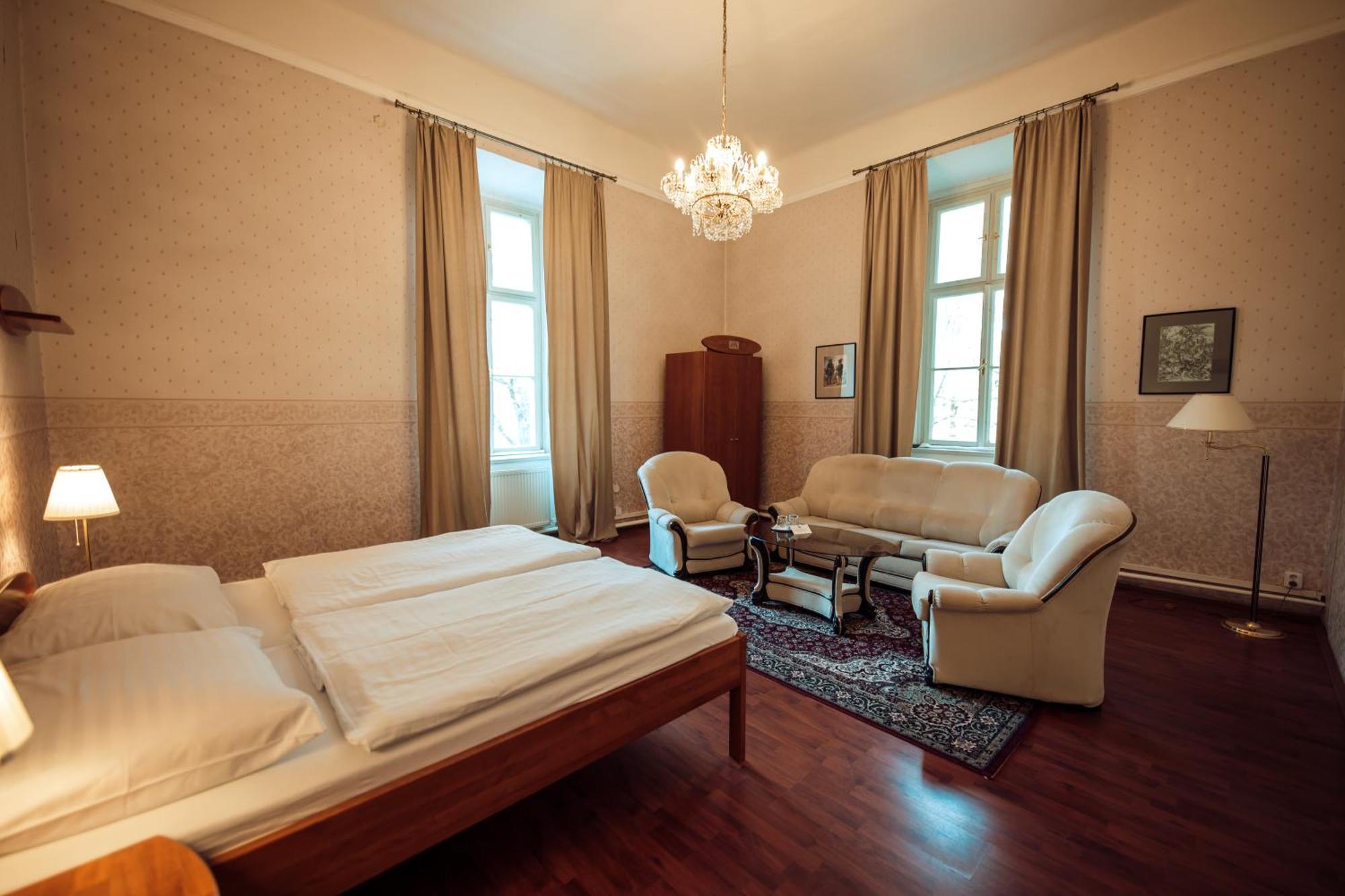 Hotel Kastiel Mojmirovce Ngoại thất bức ảnh
