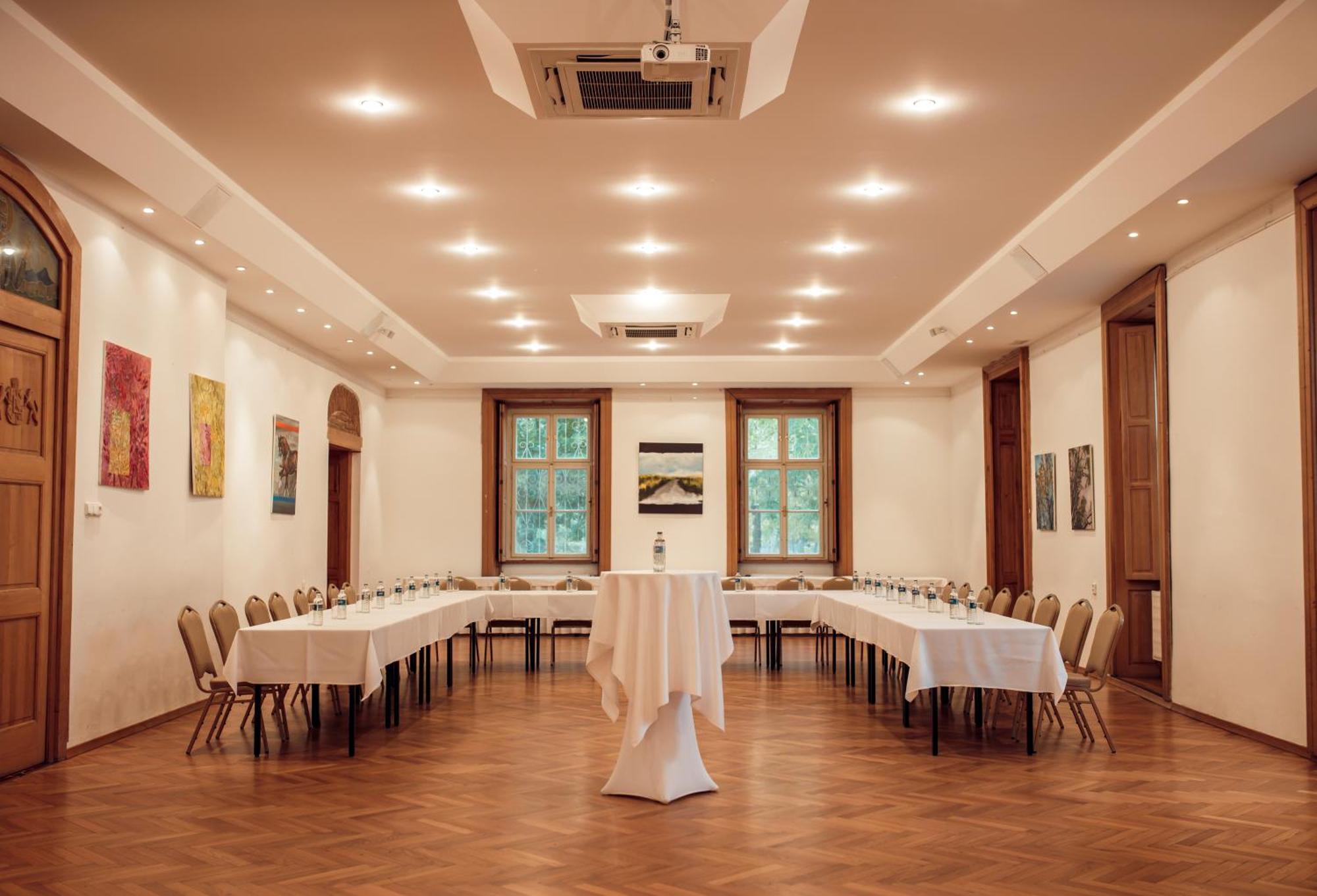 Hotel Kastiel Mojmirovce Ngoại thất bức ảnh
