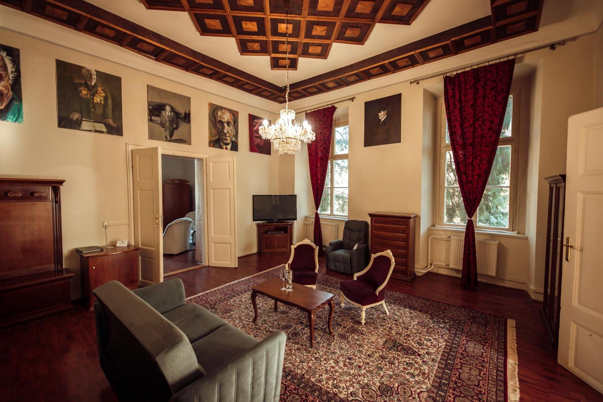 Hotel Kastiel Mojmirovce Ngoại thất bức ảnh