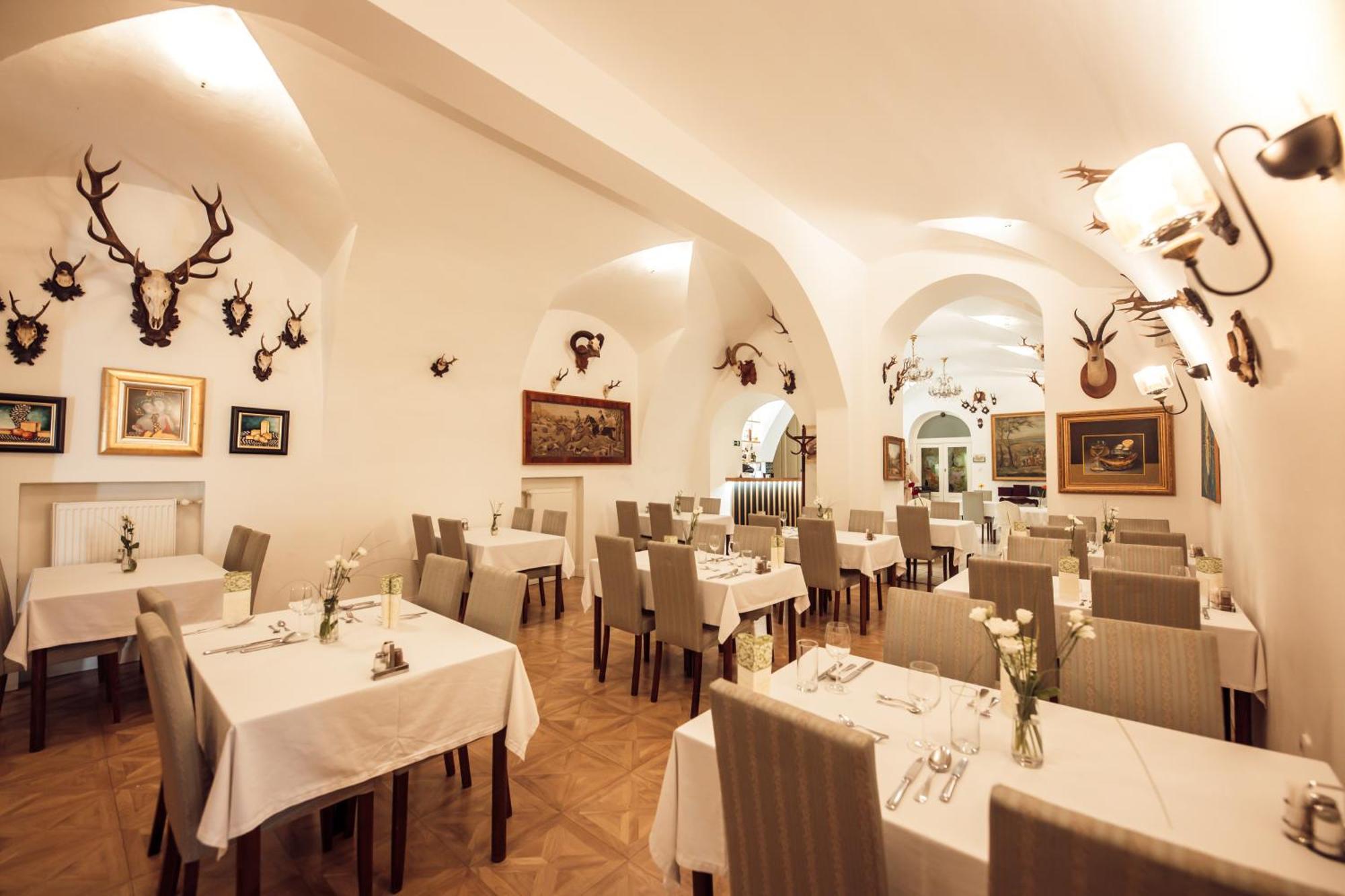 Hotel Kastiel Mojmirovce Ngoại thất bức ảnh