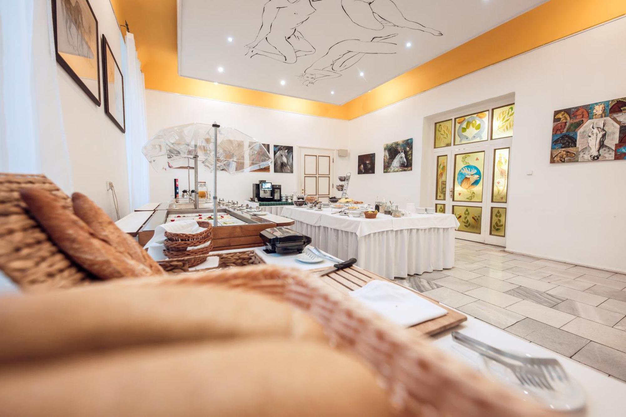 Hotel Kastiel Mojmirovce Ngoại thất bức ảnh
