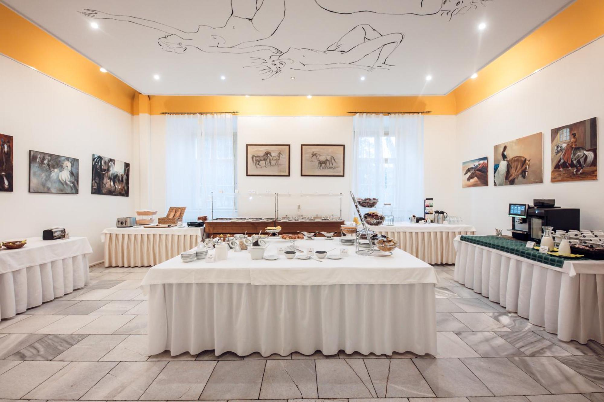 Hotel Kastiel Mojmirovce Ngoại thất bức ảnh