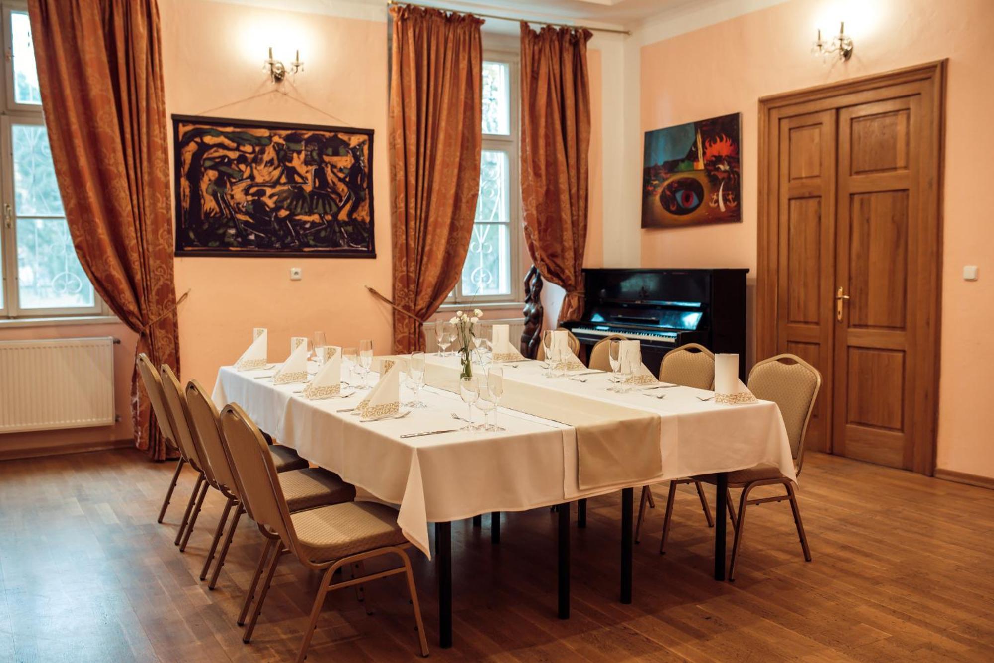 Hotel Kastiel Mojmirovce Ngoại thất bức ảnh