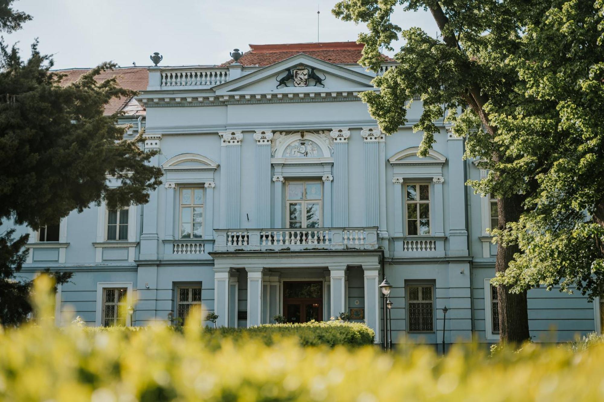 Hotel Kastiel Mojmirovce Ngoại thất bức ảnh